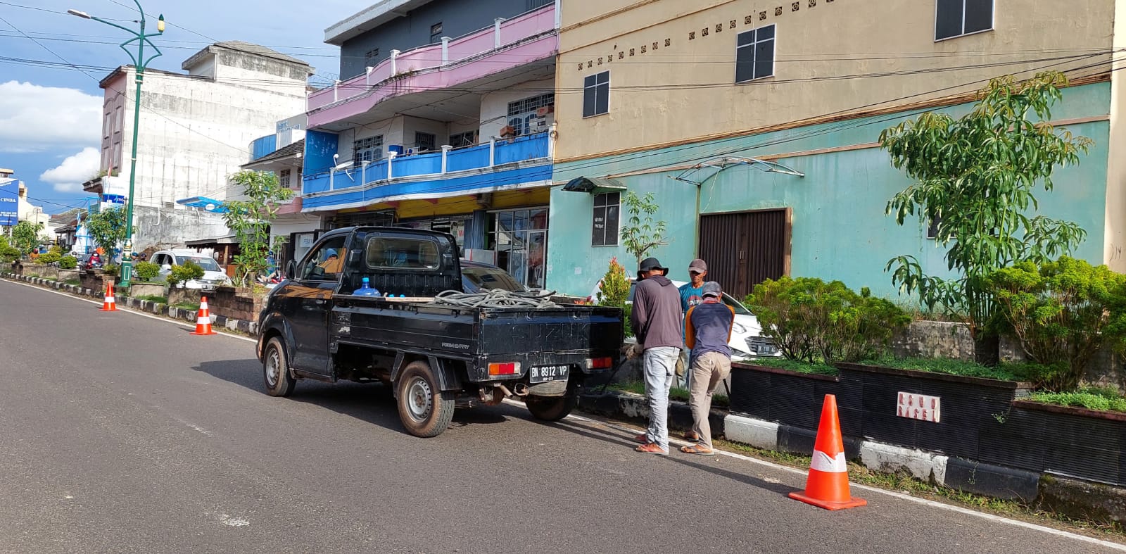 Suasana pembongkaran jaringan instalasi PJU di Kota Toboali. Foto: Tom/Babelpos.co.