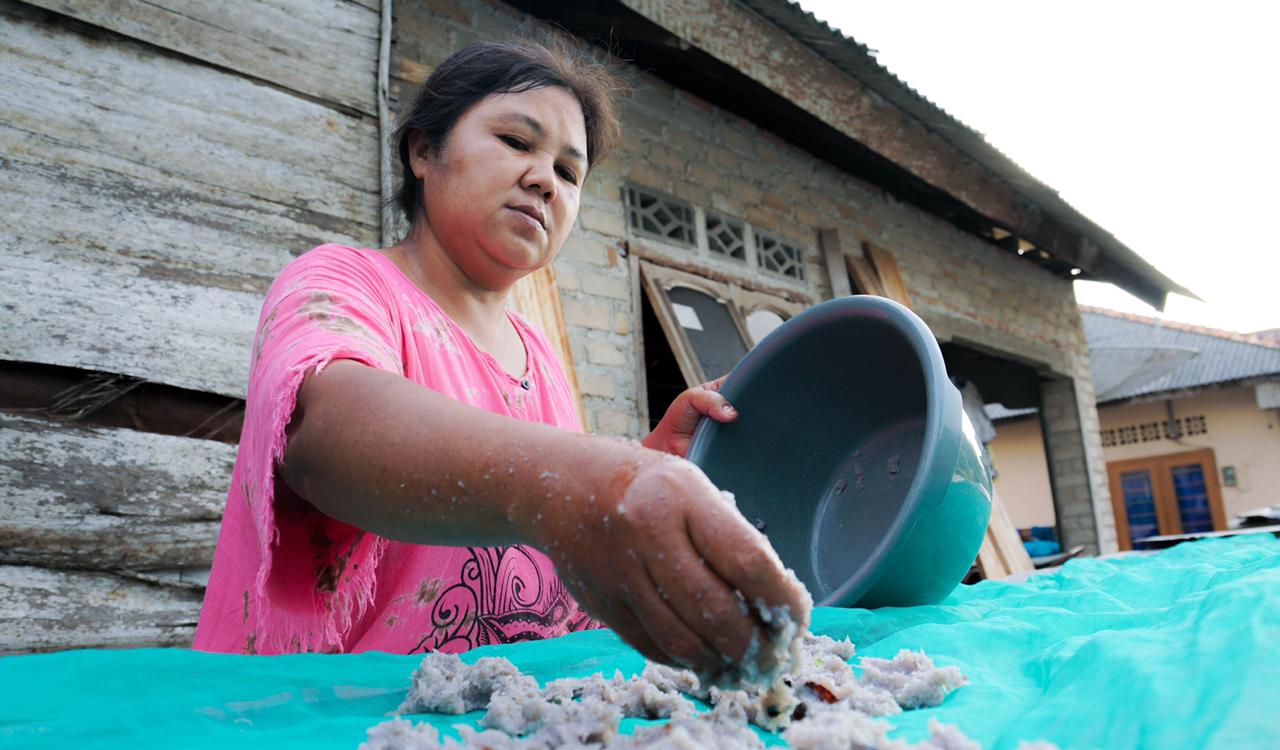 Darnawati saat mengolah bahan udang untuk dijadikan terasi.