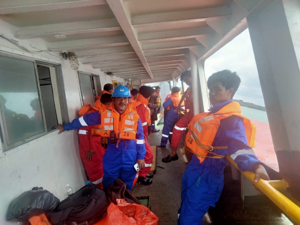 Kru Kapal KM Sriwijaya Raya saat berada di kapal usai kandas di perairan pantai Batu Betumpang Kecamatan Pulau Besar Kabupaten Bangka Selatan, Minggu (13/12/2021).