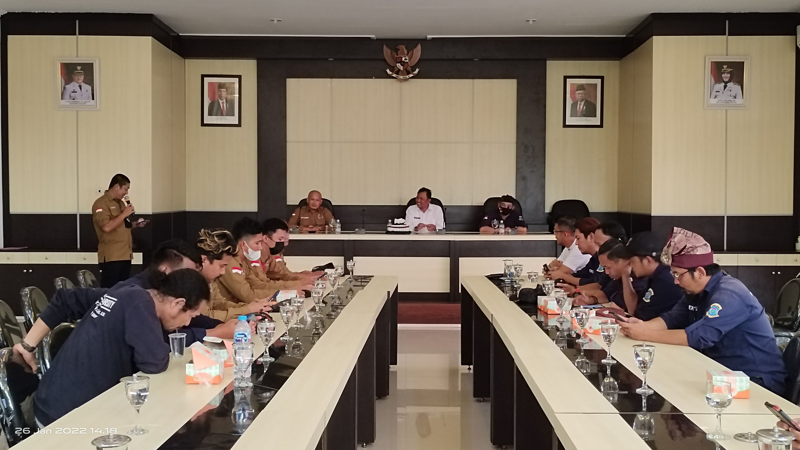 Penjabat Sekda Bangka Selatan Haris Setiawan didampingi PWI Bangka Selatan saat menerima Pokja Wartawan PGK di Ruang Rapat Gunung Namak, Rabu (26/1/2022).