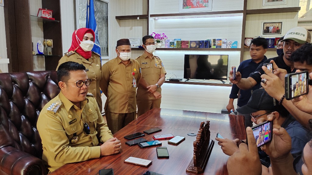 Bupati Bangka Selatan Riza Herdavid saat diwawancarai wartawan di ruang kerjanya, Selasa (15/3/2022).