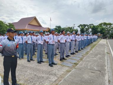 Sebanyak 362 siswa-siswi SMA / SMK dan MA di Kota Pangkalpinang mengikuti pembukaan latihan gabungan (Latgab) Paskibraka di halaman kantor Wali Kota Pangkalpinang, Jumat (13/12/2024).