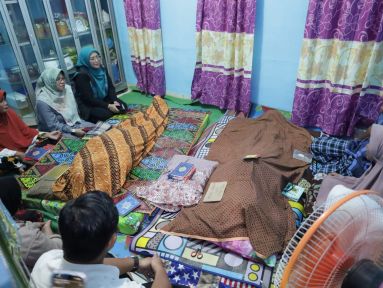 Pj Ketua TP PKK Pangkalpinang, Yuniar Putia Rahma, turut melayat ke rumah duka korban di Desa Teru, Bangka Tengah.